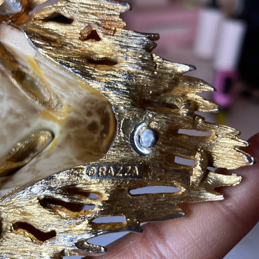 Luca Razza Vintage 1970s Lion Head Necklace, Large Gold Tone Statement Pendant - Picture 6 of 7